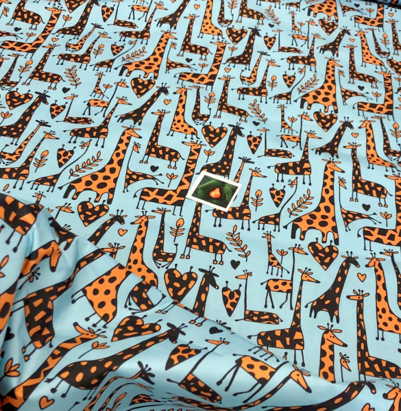 жирафы на голубом фоне